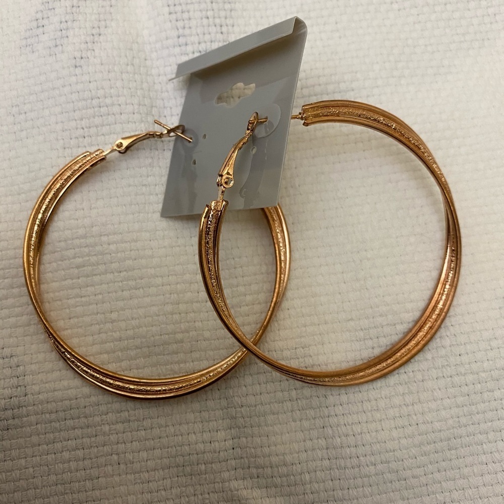 🔵4/$20 Fashion Jewelry Rose Gold Pierced HoopsNWT - Picture 2 of 3